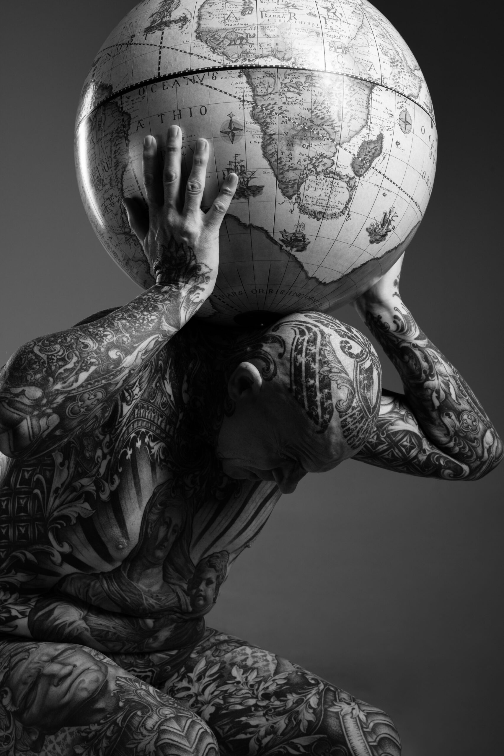 il-peso-del-mondo-emozioni-sulla-pelle-spazioq