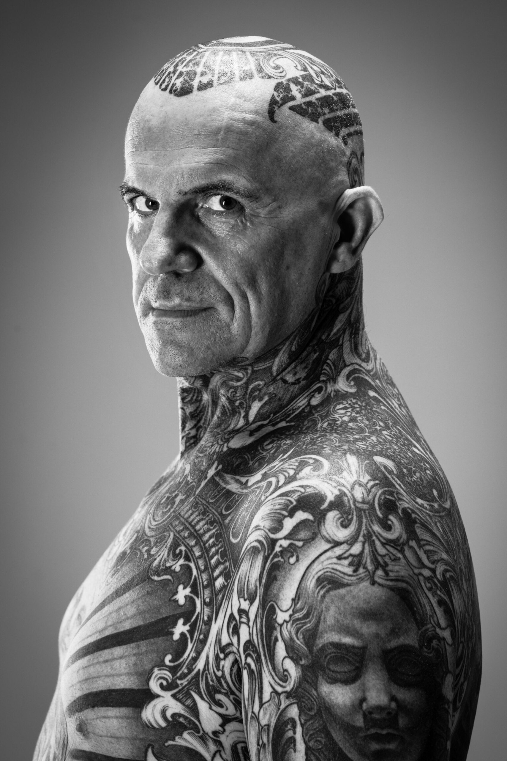 ritratto-lee-robert-ness-emozioni-sulla-pelle-spazioq Lee Robert Ness ritratto di fianco a mezzo busto da Silvia Quadrini